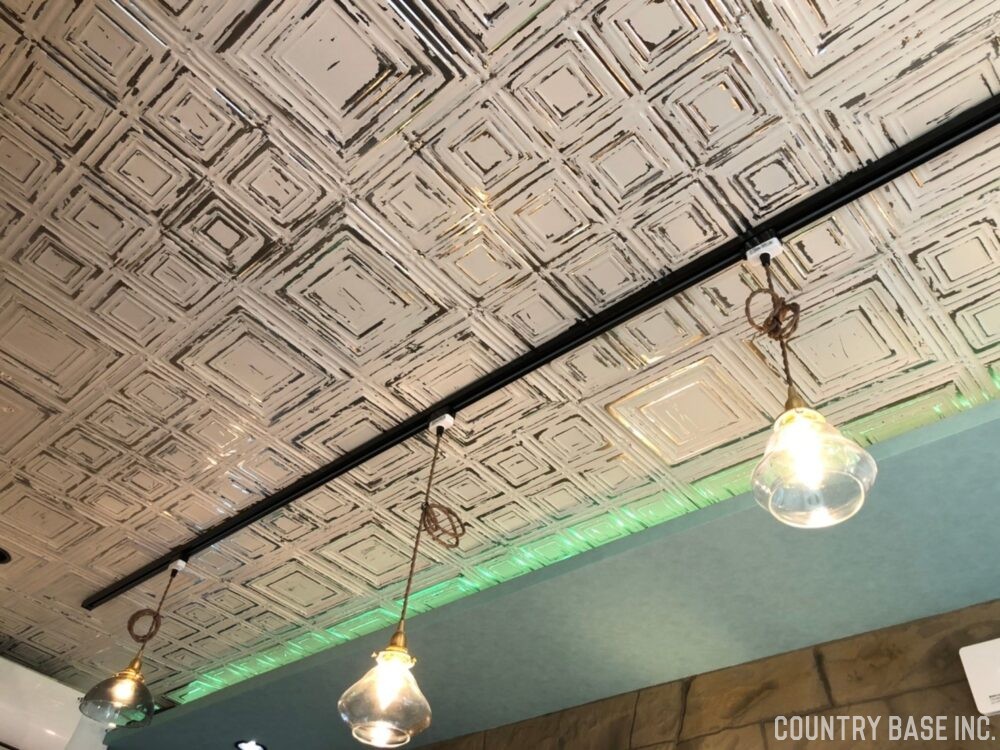 ２種類のティンパネルを使い仕上げた天井 | COUNTRY BASE